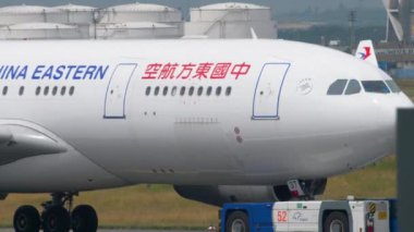 Servis dışı uçak çekici..