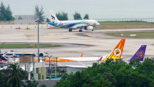 Airbus 320 taxning på Phuket flygplats — Stockvideo