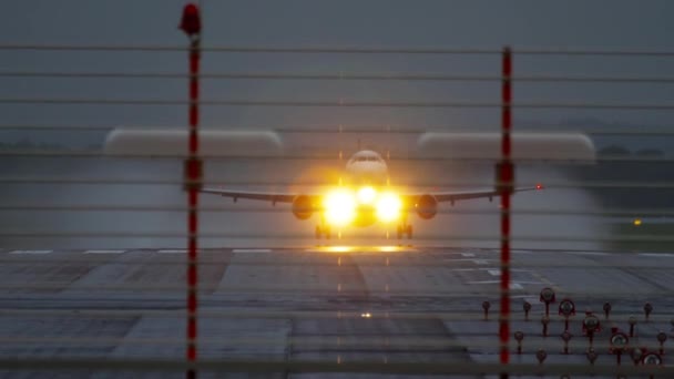 Flygplanets avgång vid regnigt väder — Stockvideo