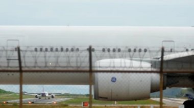 Phuket iki Boeing 777 Tay Havayolları