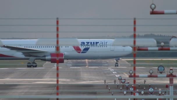 Azurair Боїнг 767 руління — стокове відео