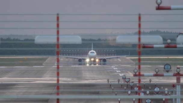 Flygplan avresa tidigt på morgonen — Stockvideo
