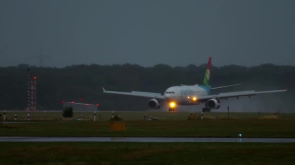 Avión en rodaje después del aterrizaje — Vídeo de stock