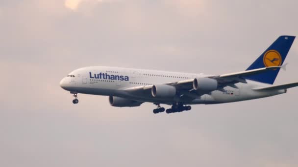 ルフトハンザ ドイツ航空エアバス 380 に近づいて — ストック動画