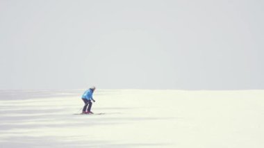 Turistler dağlar Kayak Merkezi sakin ol.