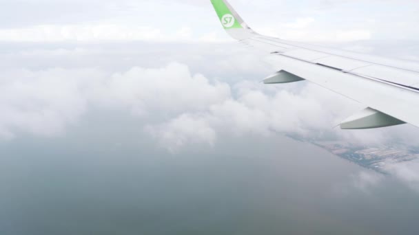 Avião se aproximando antes de pousar durante a chuva — Vídeo de Stock