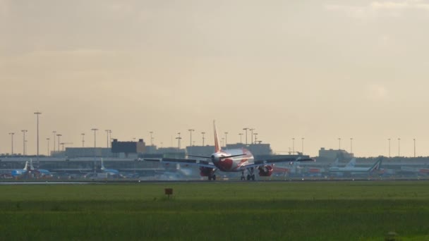 EasyJet Airbus A319 bei der Landung — Stockvideo