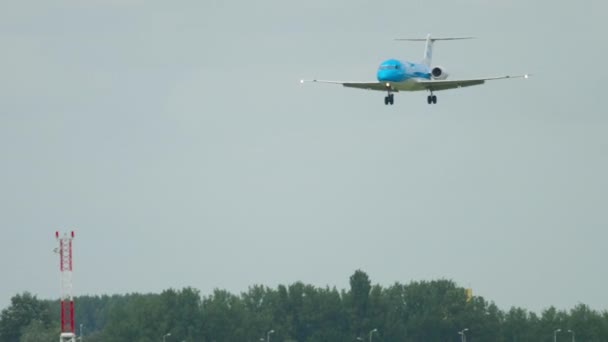 KLM Cityhopper Fokker 70 inişi — Stok video