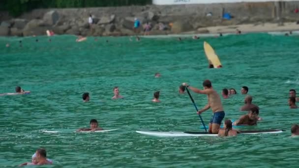 Surfistas en las olas — Vídeo de stock