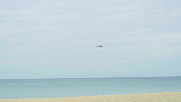 Bredkroppsflygplan närmar sig över havet — Stockvideo