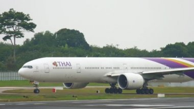 Boeing 777 Phuket havaalanında taksicilik yapıyor.