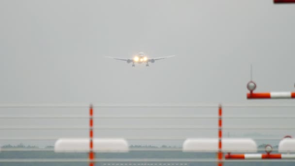 Široký letoun se blíží před přistáním — Stock video