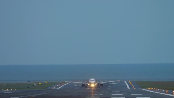 飞机起飞前加速 — 图库视频影像