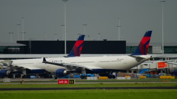 Avión en rodaje después del aterrizaje — Vídeo de stock