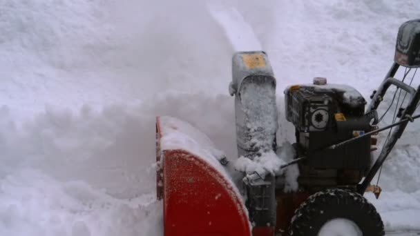 Ο άνθρωπος με ένα χιόνι ανατίναξη μηχάνημα εργασίας — Αρχείο Βίντεο