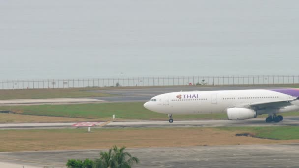 Airbus A330 Рулювання в аеропорту Пхукета — стокове відео