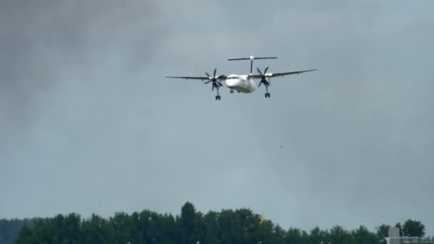 Aterragem do avião turboélice — Vídeo de Stock