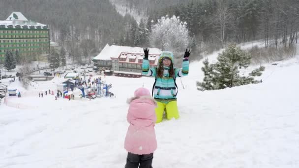 Mamá con una hija de tres años jugar bolas de nieve — Vídeo de stock