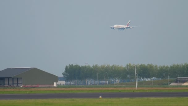 Groot vliegtuig nadert voor de landing — Stockvideo