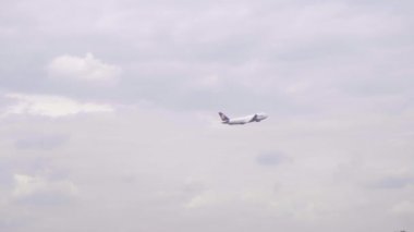Lufthansa boeing 747 kalkış