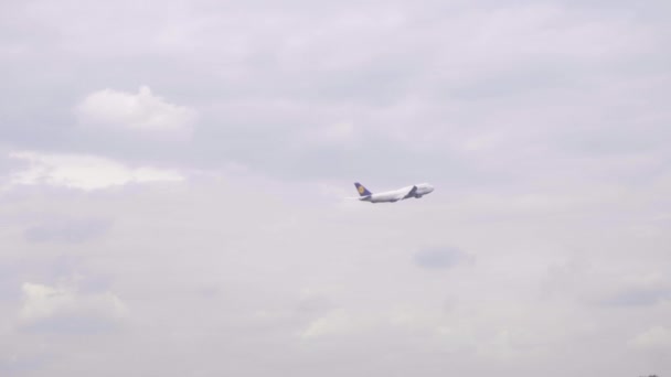Lufthansa boeing 747 decolagem — Vídeo de Stock