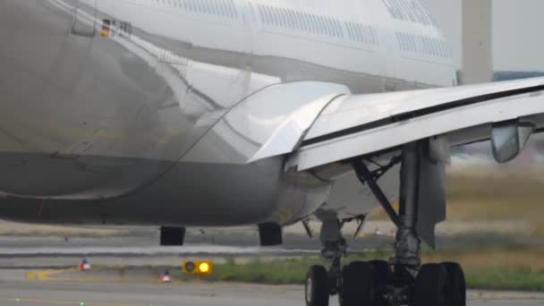 Airbus A330 kalkıştan önce yükleniyor — Stok video