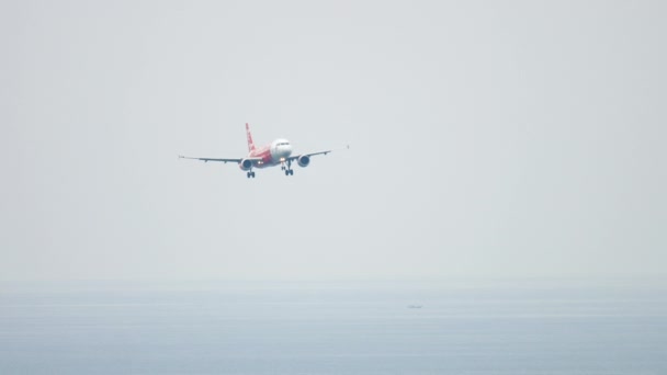 AirAsia Airbus A320 acercándose sobre el océano — Vídeos de Stock