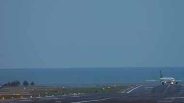 Uçak kalkıştan önce kalkıyor.