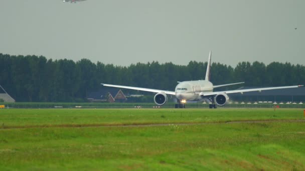 Qatar de carga Boeing 777 en rodaje — Vídeos de Stock