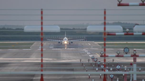 Avión aterrizando temprano en la mañana — Vídeo de stock