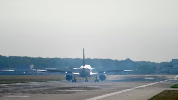 Langeafstands vliegtuig landing op ochtend — Stockvideo