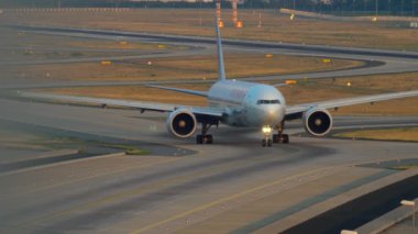 Boeing 777 inişten sonra kalkıyor.