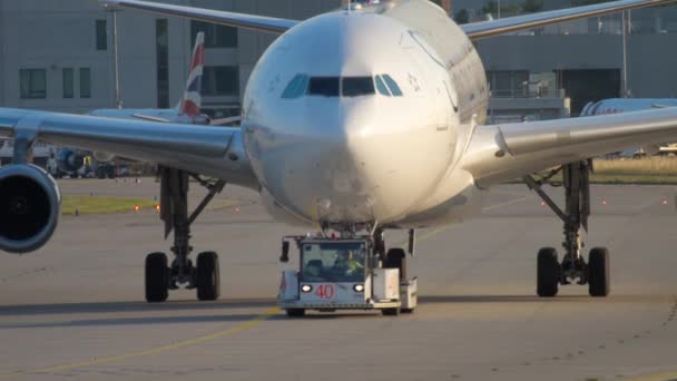 Airbus 340 bogsering till tjänsten — Stockvideo