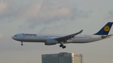 Uçak inmeden önce yaklaşıyor.