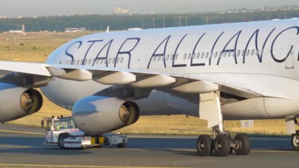 Airbus 340 caravan naar service — Stockvideo