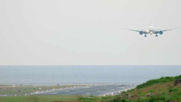 Широкофюзеляжные самолеты приближаются над океаном — стоковое видео