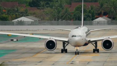 Uçak kalkıştan önce kalkıyor.