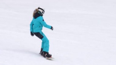 Kış beldesinde snowboard