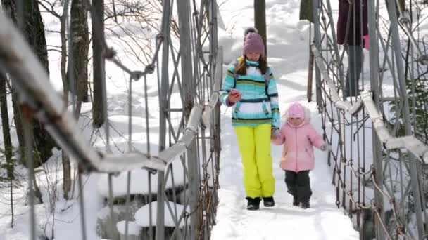 Moeder met een drie-jaar-oude dochter op schorten brug — Stockvideo
