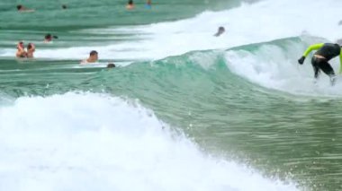 Sörfçü dalgaları üzerinde