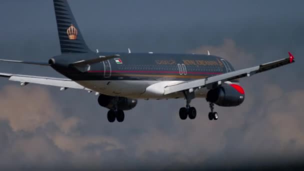 Królewski Jordański Airbus 320 lądowanie — Wideo stockowe