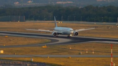 Boeing 777 inişten sonra kalkıyor.