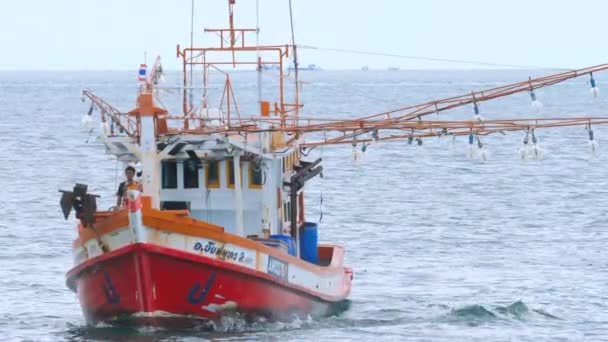 Csónak vonóhálós halászhajó pier közelében — Stock videók