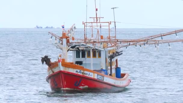 Chalutier de pêche près de la jetée — Video