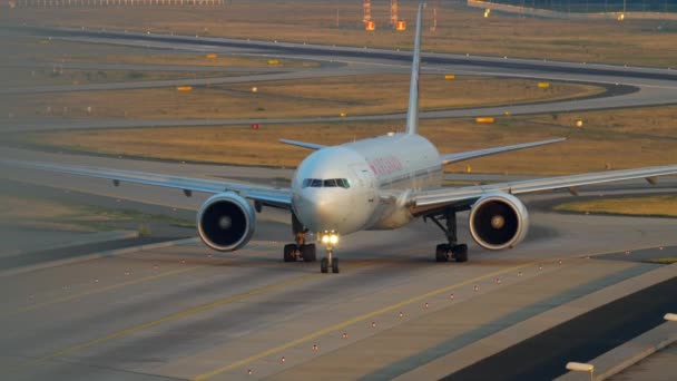 Boeing 777 τροχοδρόμηση μετά την προσγείωση — Αρχείο Βίντεο