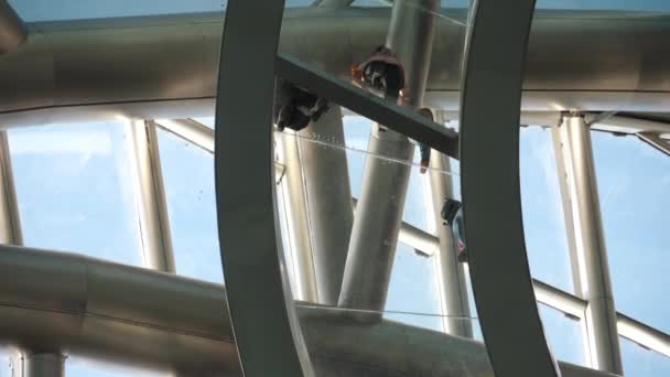Ponte di vetro all'interno dell'edificio Globe — Video Stock