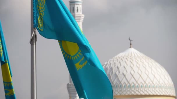 Banderas y cúpula de mezquita — Vídeo de stock