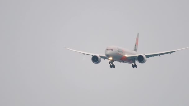 Vliegtuig naderende Phuket airport — Stockvideo