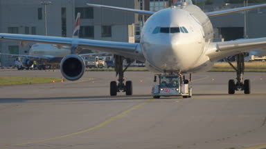 Airbus 340 servise çekme