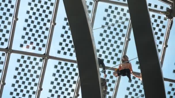 Küre binanın içindeki cam Köprüsü — Stok video